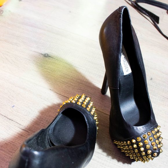 Spiked Platform Heels Steve Madden Black Leather with gold spike toes 6.5 - Picture 2 of 9